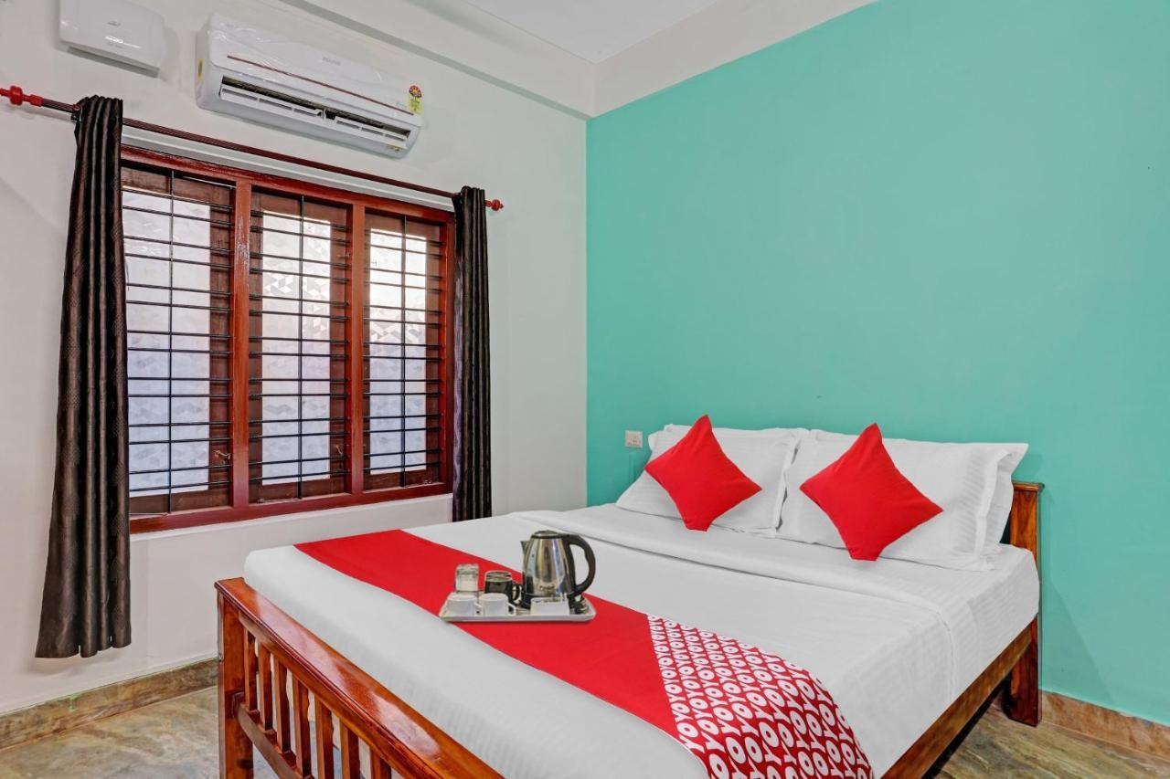 Super Hotel O Bevis Kazhakuttam Bagian luar foto