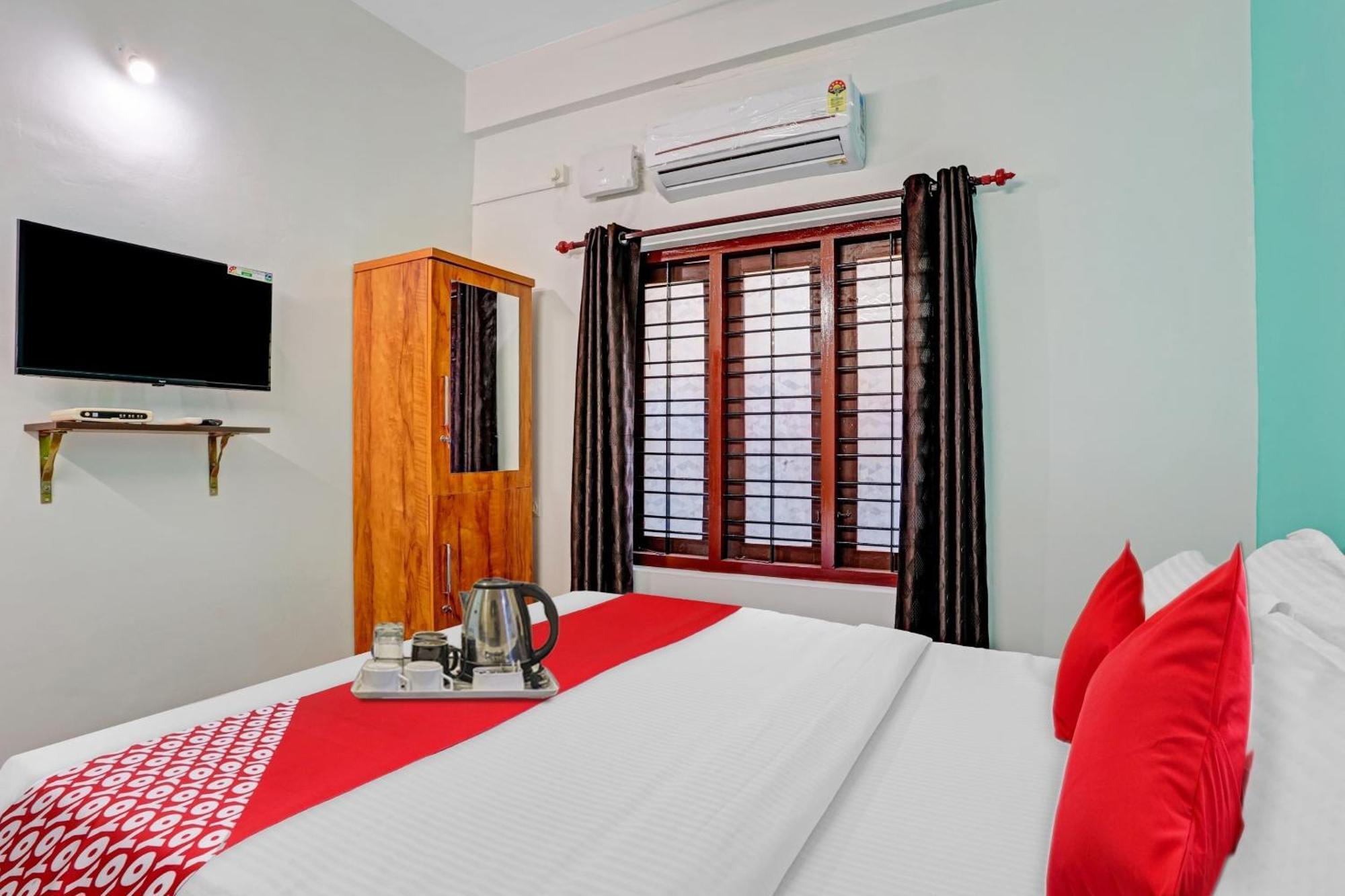 Super Hotel O Bevis Kazhakuttam Bagian luar foto