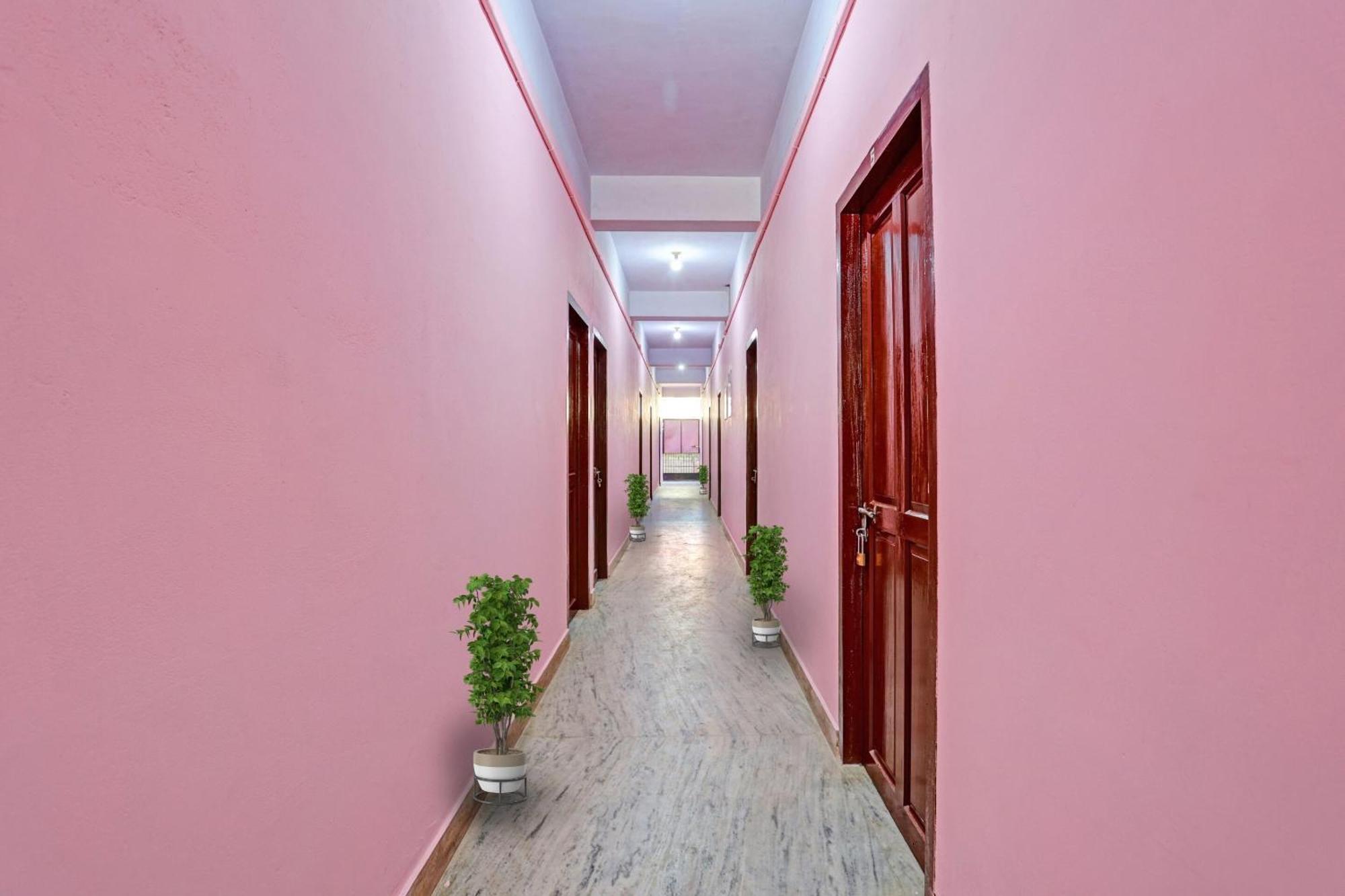 Super Hotel O Bevis Kazhakuttam Bagian luar foto