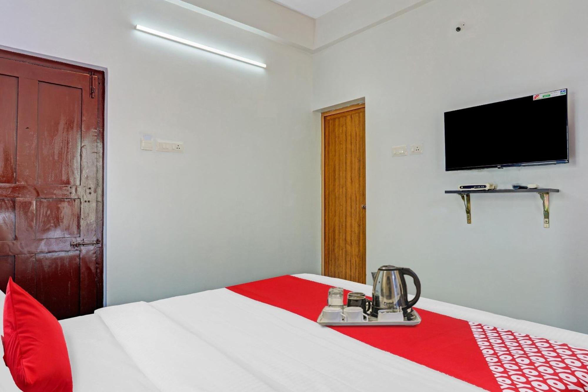 Super Hotel O Bevis Kazhakuttam Bagian luar foto
